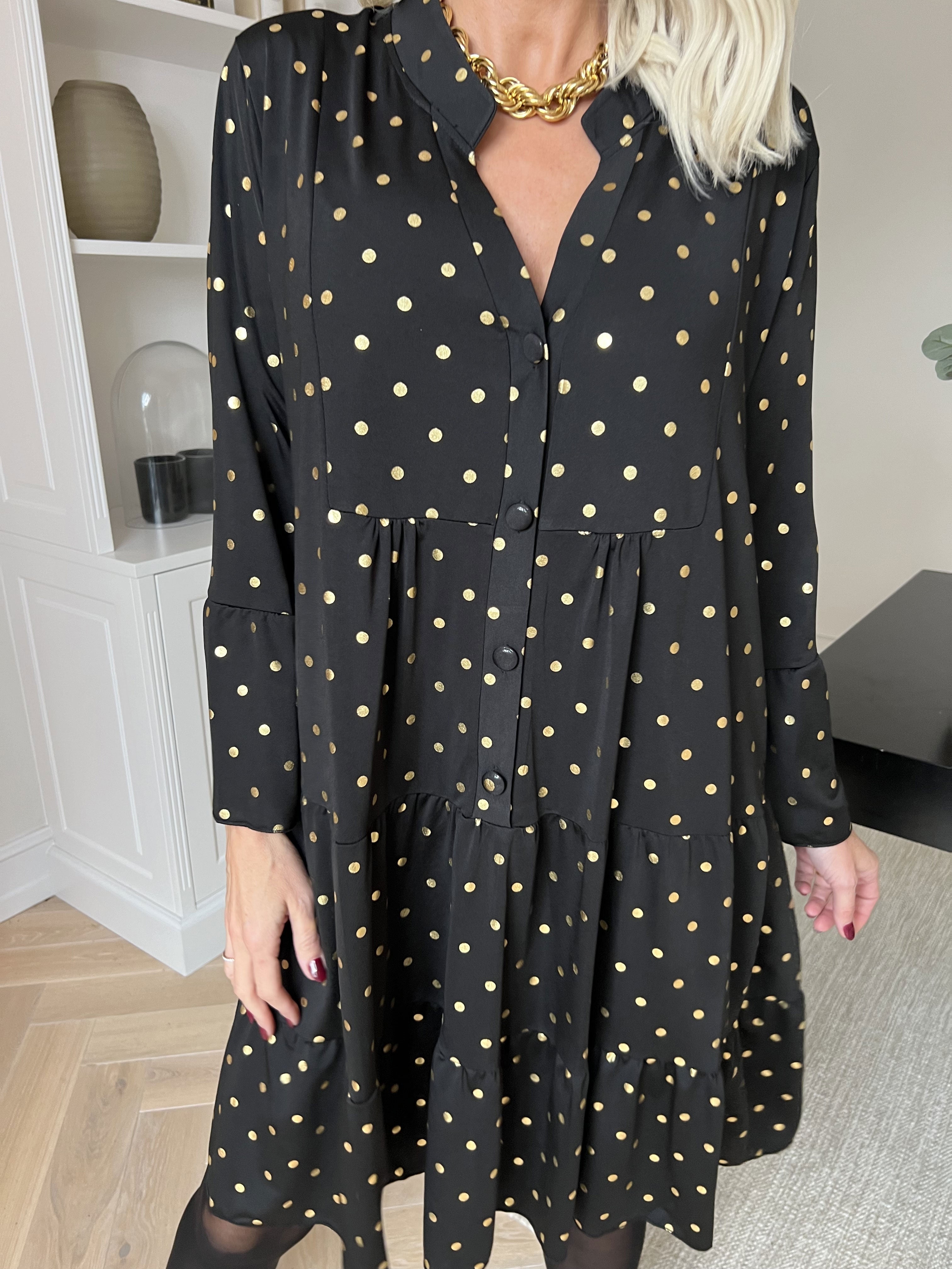 Milania Dot - Elastisk kjole med guld prikker og flæselag